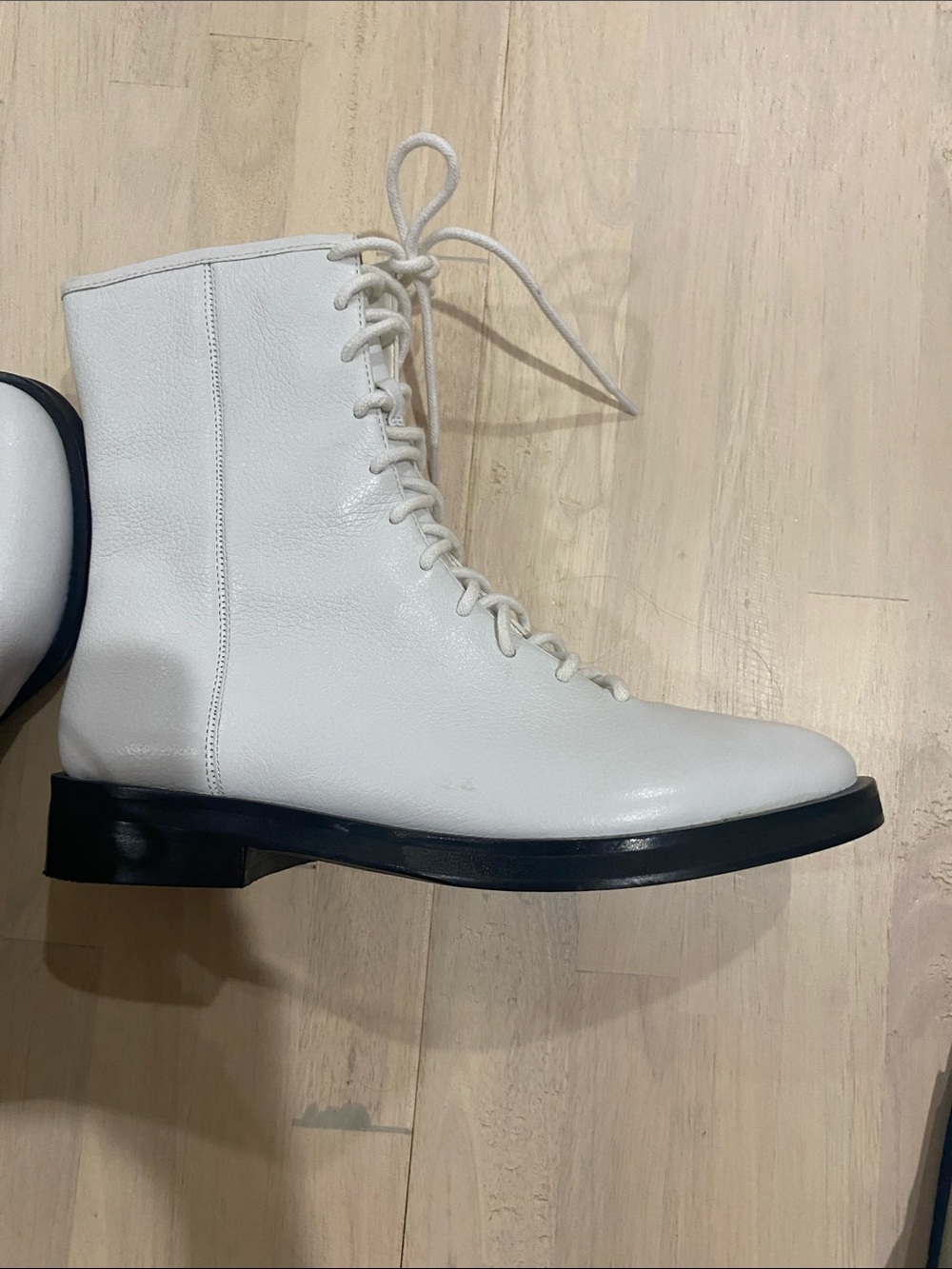 Gianni bini white leather lace up ankle boots/ side zipper. 1”, size 8.5 new